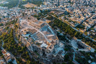 Arka planda Atina 'daki Akropolis