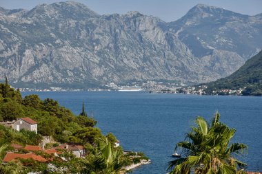 Arkaplanda Karadağ 'ın Perast kasabası