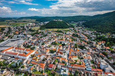 Avusturya Donau nehrindeki Hainburg şehri