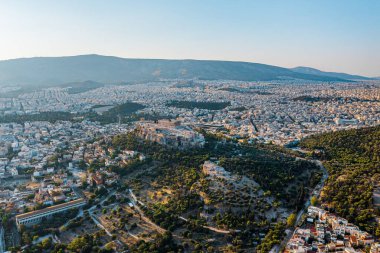 Arka planda Atina 'daki Akropolis
