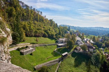 Slovenya 'daki Predjama Kalesi