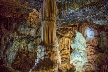 Güzel Postojna mağarası Slovenia 'yı keşfetmek Avrupa' nın en çok ziyaret edilen mağarası .