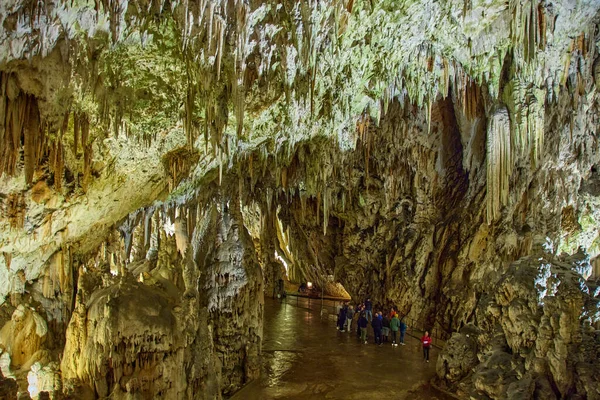Explorando Bela Caverna Postojna Slovenia Caverna Europeia Mais Visitada — Fotografia de Stock