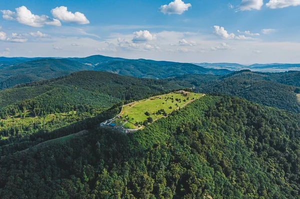 Slovakya 'nın Zvolen kentindeki terk edilmiş dağların manzarası