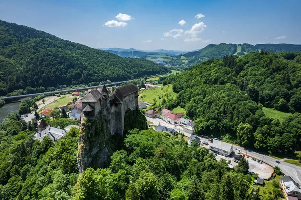 Orava Şatosu, Slovakya, Orava Nehri üzerinde Oravsky Podzamok köyünde yüksek bir kaya üzerinde