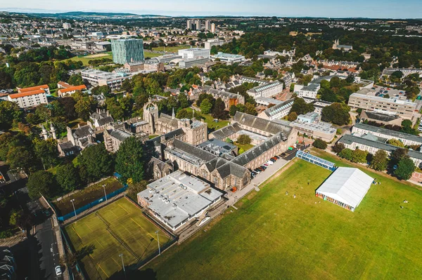 スコットランドのアバディーン大学を背景に — ストック写真