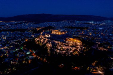 Arka planda Atina 'daki Akropolis