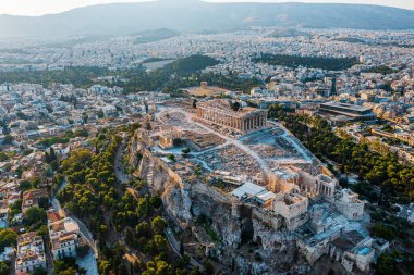 Arka planda Atina 'daki Akropolis