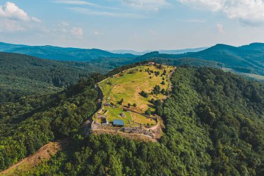 Slovakya 'nın Zvolen kentindeki terk edilmiş dağların manzarası
