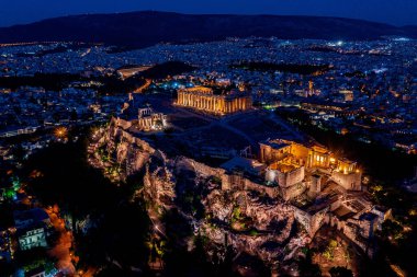 Arka planda Atina 'daki Akropolis