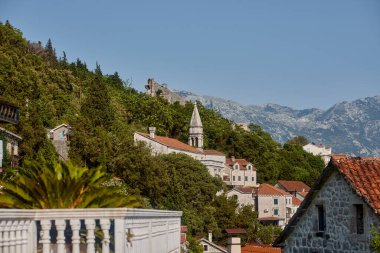 Arkaplanda Karadağ 'ın Perast kasabası