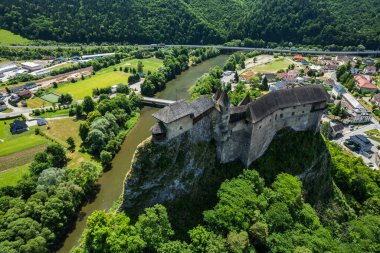 Orava Şatosu, Slovakya, Orava Nehri üzerinde Oravsky Podzamok köyünde yüksek bir kaya üzerinde