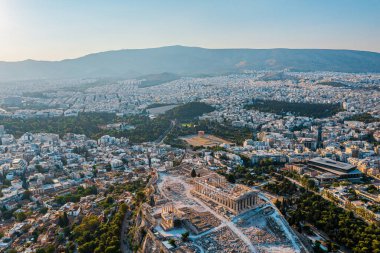 Arka planda Atina 'daki Akropolis