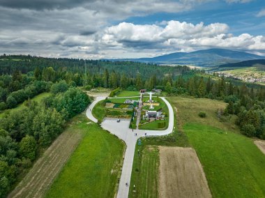 Klin n Slovakya köyündeki İsa heykelinin havadan görünüşü