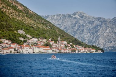 Arkaplanda Karadağ 'ın Perast kasabası