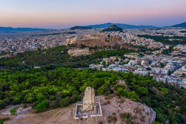 Arka planda Atina 'daki Akropolis