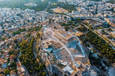 Arka planda Atina 'daki Akropolis