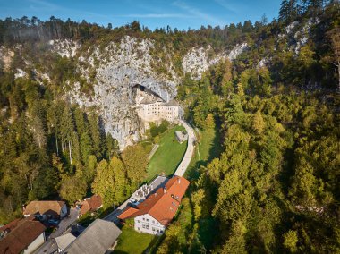 Slovenya 'daki Predjama Kalesi