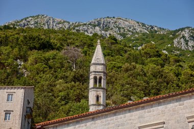 Arkaplanda Karadağ 'ın Perast kasabası
