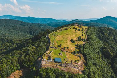 Slovakya 'nın Zvolen kentindeki terk edilmiş dağların manzarası