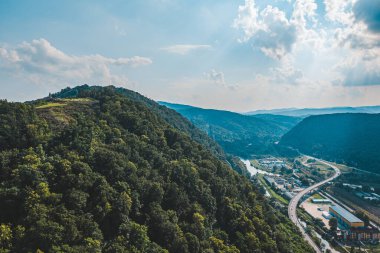 Slovakya 'nın Zvolen kentindeki terk edilmiş dağların manzarası