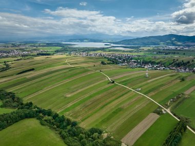 Klin n Slovakya köyündeki İsa heykelinin havadan görünüşü