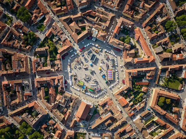 Arka planda İtalya 'daki Palmanova köyü