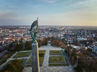 Bratislava, Slovakya 'da gün batımında Slavin anıtı ve askeri mezarlığın insansız hava aracı görüntüsü