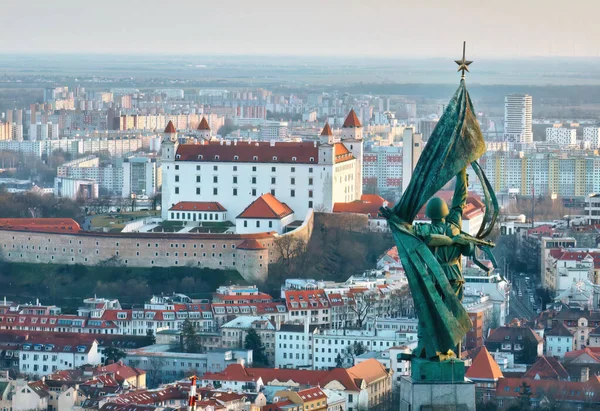 Bratislava, Slovakya 'da gün batımında Slavin anıtı ve askeri mezarlığın insansız hava aracı görüntüsü