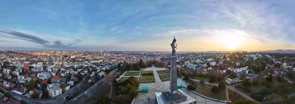 Bratislava, Slovakya 'da gün batımında Slavin anıtı ve askeri mezarlığın insansız hava aracı görüntüsü