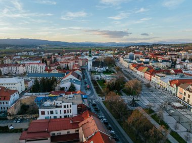 Slovakya 'daki Zvolen Kalesi ve Zvolen kentinin insansız hava aracı görüntüsü 