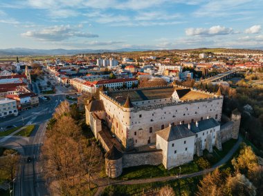 Slovakya 'daki Zvolen Kalesi ve Zvolen kentinin insansız hava aracı görüntüsü 