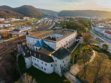 Slovakya 'daki Zvolen Kalesi ve Zvolen kentinin insansız hava aracı görüntüsü 