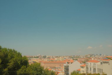 Mavi gökyüzü arka planında Lizbon şehrinin hava görüntüsü 