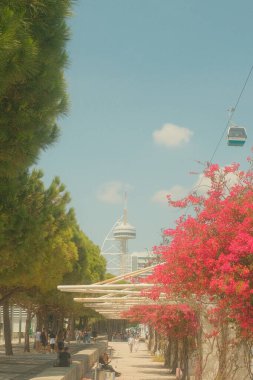 Lizbon, Portekiz - 2 Haziran 2023: Tagus nehri üzerindeki Lizbon 'un modern bölgesinde kablolu araba