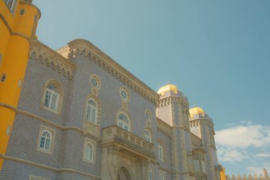 Sintra, Portekiz - 3 Haziran 2023: Sintra, Portekiz 'de güneşli bir günde Pena Sarayı' nın güzel manzarası