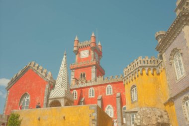 Sintra, Portekiz - 3 Haziran 2023: Sintra, Portekiz 'de güneşli bir günde Pena Sarayı' nın güzel manzarası