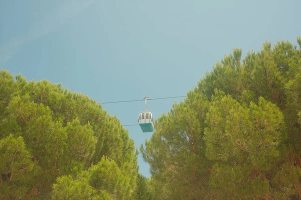 葡萄牙里斯本 2023年6月2日 现代里斯本地区的缆车越过塔格斯河 — 图库照片