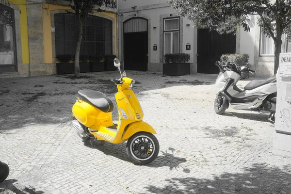 Lisboa Portugal Junho 2023 Parque Scooter Amarelo Velha Rua Lisboa — Fotografia de Stock