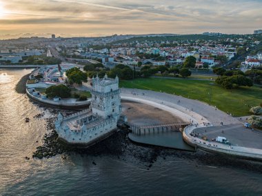 Lizbon, Portekiz - 17 Haziran 2023: Lizbon, Portekiz 'de gün batımında Belem Kulesi' nin insansız hava aracı görüntüsü