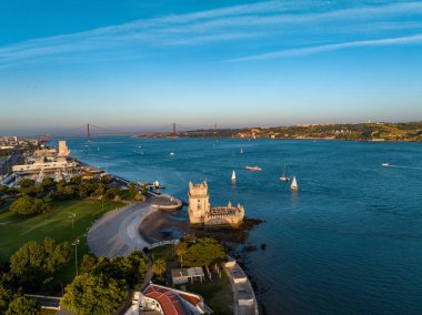 Lizbon, Portekiz 'de günbatımında Belem Kulesi' nin hava aracı görüntüsü