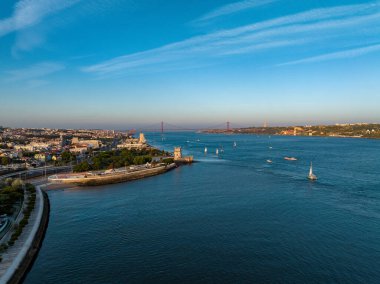 Lizbon, Portekiz 'de günbatımında Belem Kulesi' nin hava aracı görüntüsü