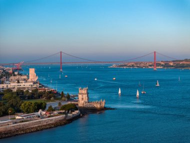 Lizbon, Portekiz 'de günbatımında Belem Kulesi' nin hava aracı görüntüsü