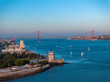 Lizbon, Portekiz 'de günbatımında Belem Kulesi' nin hava aracı görüntüsü