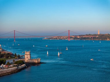 Lizbon, Portekiz 'de günbatımında Belem Kulesi' nin hava aracı görüntüsü