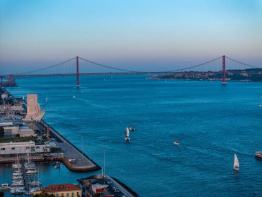 Portekiz, Lizbon 'da günbatımında Ponte 25 de abril köprüsü ve Tagus nehrinin manzarası