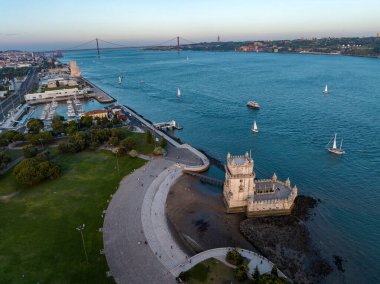 Lizbon, Portekiz 'de günbatımında Belem Kulesi' nin hava aracı görüntüsü