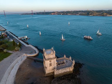 Lizbon, Portekiz - 17 Haziran 2023: Lizbon, Portekiz 'de gün batımında Belem Kulesi' nin insansız hava aracı görüntüsü