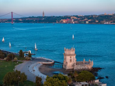Lizbon, Portekiz 'de günbatımında Belem Kulesi' nin hava aracı görüntüsü
