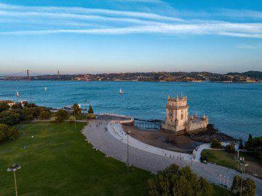 Lizbon, Portekiz 'de günbatımında Belem Kulesi' nin hava aracı görüntüsü
